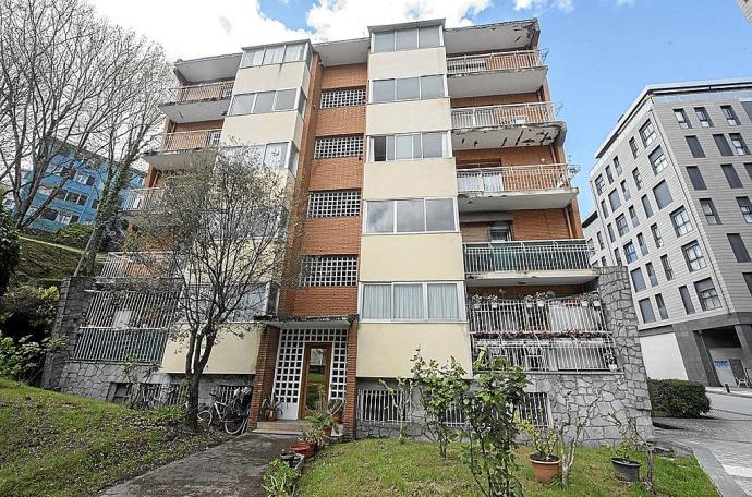 Uno de los tres edificios de la calle Amara que serán demolidos.