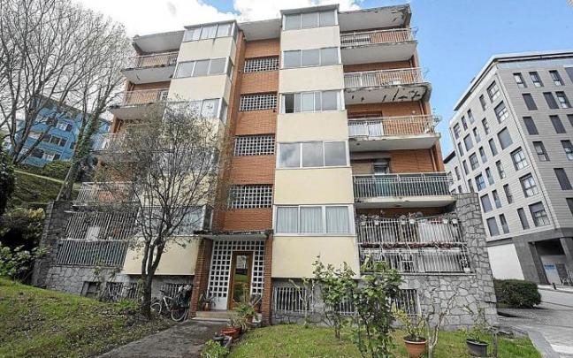 Uno de los tres edificios de la calle Amara que serán demolidos.