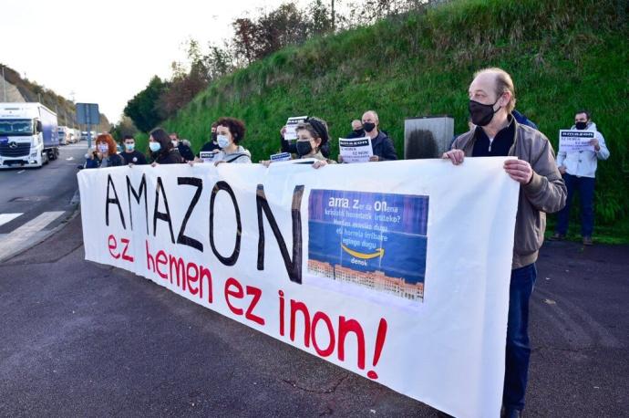 Concentración de protesta contra la implantación de Amazon en Oiartzun.