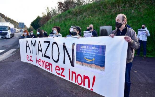 Concentración de protesta contra la implantación de Amazon en Oiartzun.