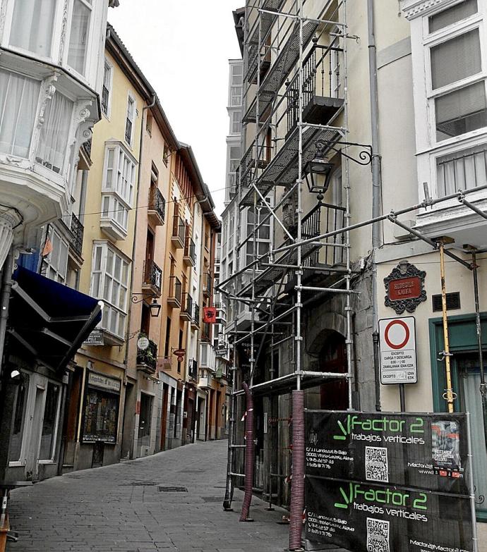 Andamios en la fachada en obras de un edificio en la calle Correría. Foto: Pilar Barco