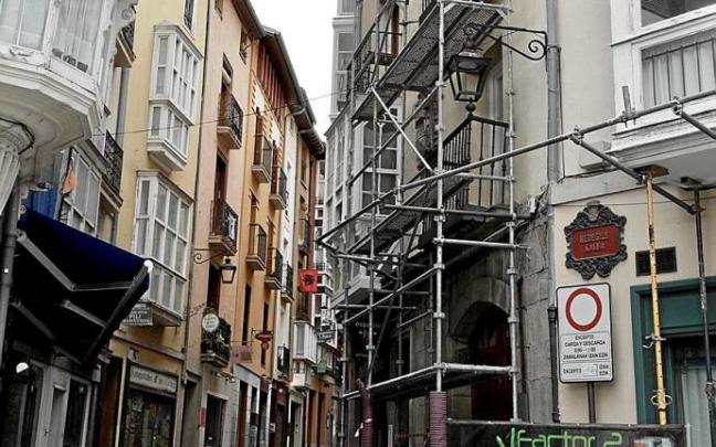 Andamios en la fachada en obras de un edificio en la calle Correría. Foto: Pilar Barco