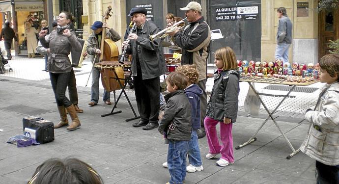 Un grupo de músicos callejeros, en una calle de Donostia. Foto: N.G.