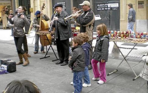 Un grupo de músicos callejeros, en una calle de Donostia. Foto: N.G.