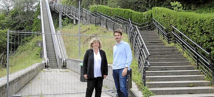 La alcaldesa de Elgoibar, Ane Beitia, y el concejal de Urbanismo, Iosu Arraiz, frente a las escaleras mecánicas que serán sustituidas por el nuevo elevador. Foto: N.G.