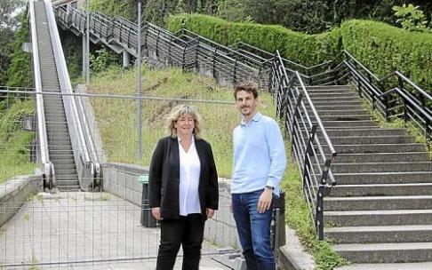 La alcaldesa de Elgoibar, Ane Beitia, y el concejal de Urbanismo, Iosu Arraiz, frente a las escaleras mecánicas que serán sustituidas por el nuevo elevador. Foto: N.G. La alcaldesa de Elgoibar, Ane Beitia, y el concejal de Urbanismo, Iosu Arraiz, frente a las escaleras mecánicas que serán sustituidas por el nuevo elevador. Foto: N.G.