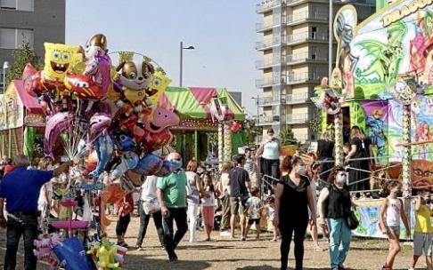 Gente en Vitoria disfrutando de las barracas. Foto: Pilar Barco