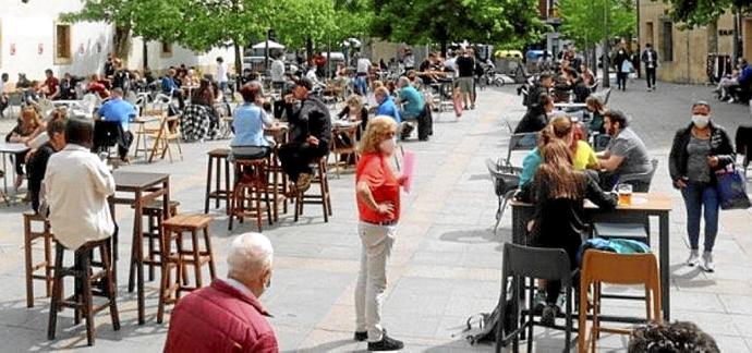 La terraza que los hosteleros montaron el 24 de abril en Sebero, dentro de sus reivindicaciones.