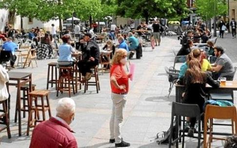 La terraza que los hosteleros montaron el 24 de abril en Sebero, dentro de sus reivindicaciones.