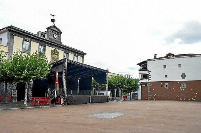 Escenario instalado para las 'no fiestas' de Santiago. Foto: Arnaitz Rubio