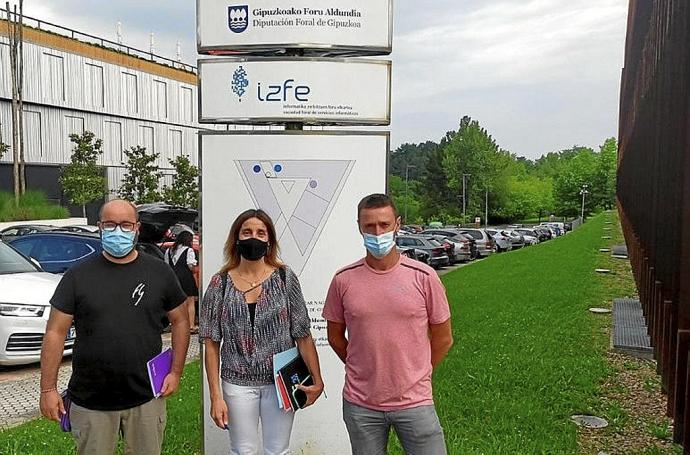 Xabat Laborde, Beatriz Unzue y Luis Mari Otegi. Foto: N.G.