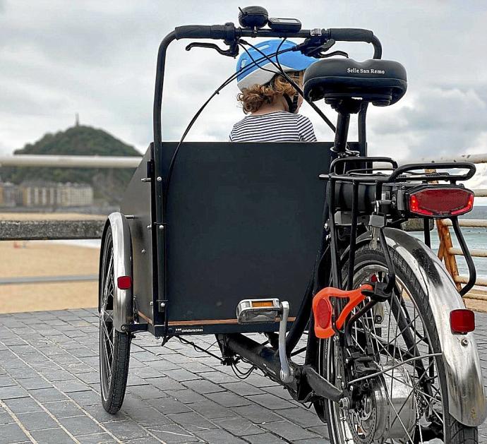 En la imagen, un niño en una 'cargo bike' en La Zurriola Foto: N.G.