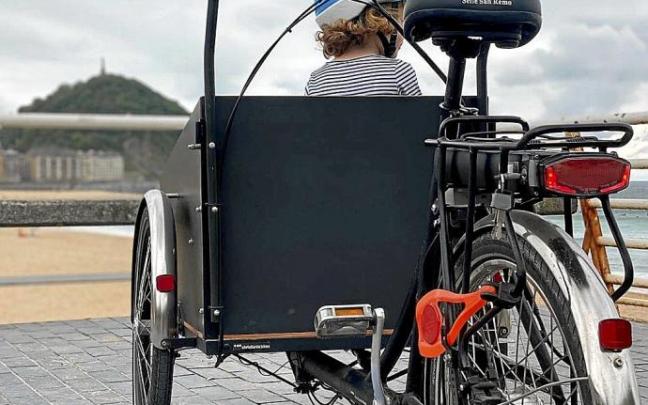 En la imagen, un niño en una 'cargo bike' en La Zurriola Foto: N.G.