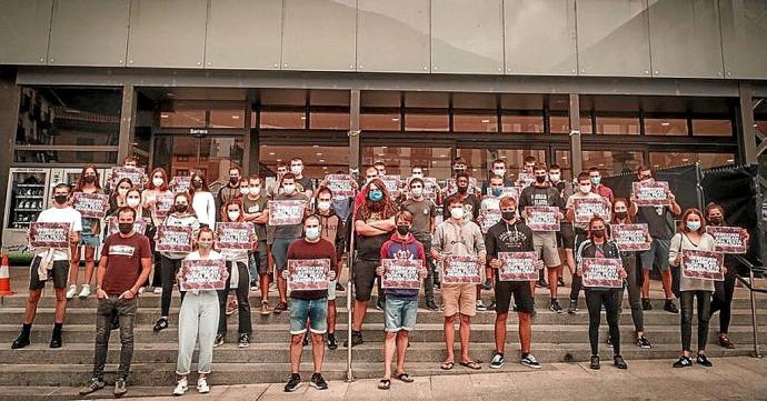 Jóvenes denunciando la prohibición de los actos festivos. Foto: Marea Arroxa