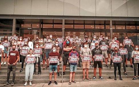 Jóvenes denunciando la prohibición de los actos festivos. Foto: Marea Arroxa