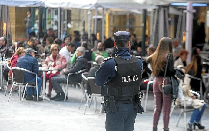 Un policía pasea por Donostia en plenas restricciones.