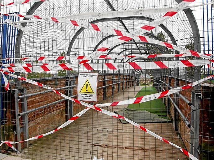 Cintas y vallas impiden acceder a la deteriorada pasarela. Foto: J. Muñoz