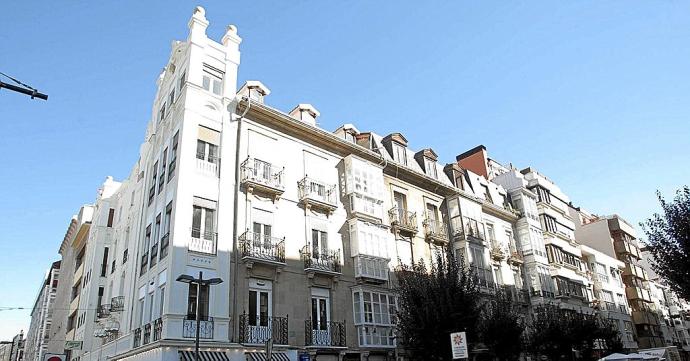 Vista de un edificio que hace esquina con la calle San Antonio y General Álava. Foto: Josu Chavarri