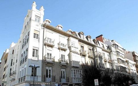 Vista de un edificio que hace esquina con la calle San Antonio y General Álava. Foto: Josu Chavarri