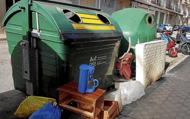 Colchón y muebles tirados junto a varios contenedores en la Rochapea. Foto: D.N.