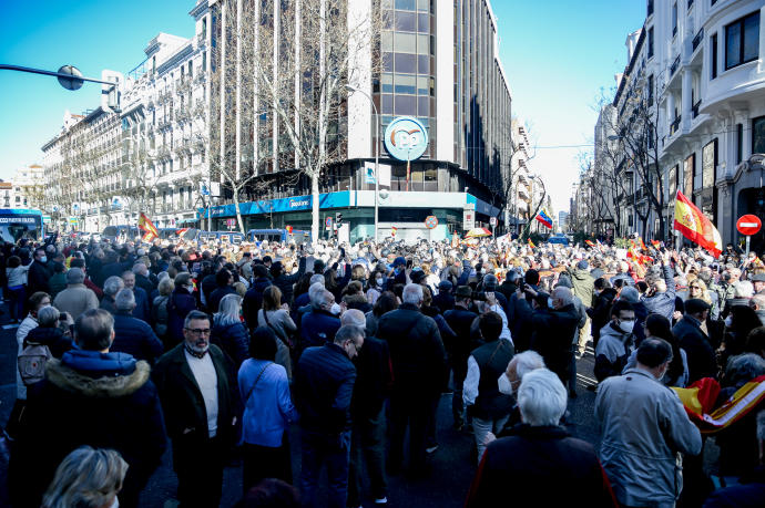 Los partidarios de Ayuso, concentrados frente a Génova.