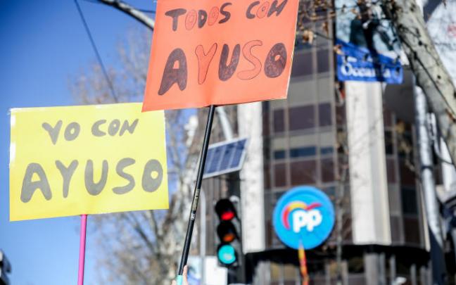 Concentración frente a la sede del PP donde alrededor de 3.000 simpatizantes han reclamado la dimisión de Casado