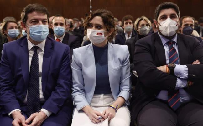 Ayuso, junto a Mañueco y López Miras en la Junta Directiva del PP de este martes.