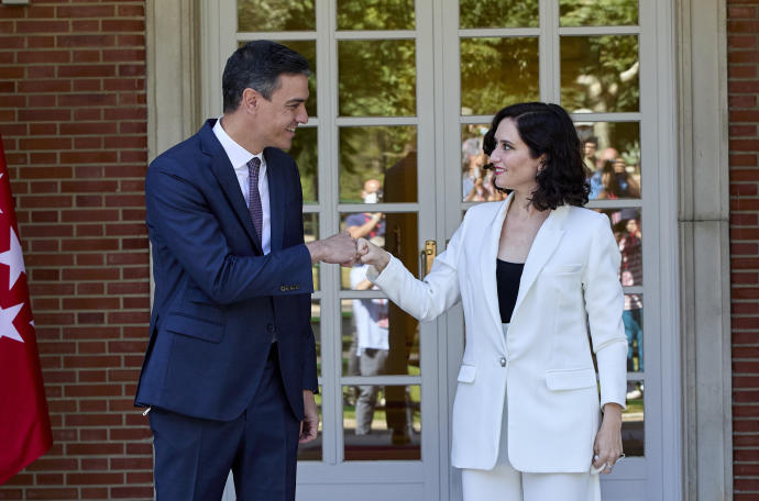 Pedro Sánchez recibe a Isabel Díaz Ayuso, en el Palacio de la Moncloa.