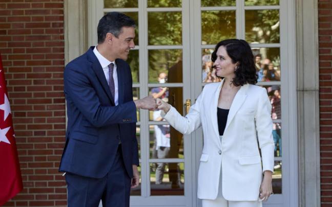 Pedro Sánchez recibe a Isabel Díaz Ayuso, en el Palacio de la Moncloa.