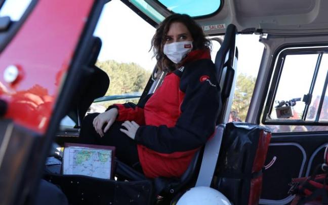 Ayuso, en un helicóptero de emergencias este lunes. Ayuso, en un helicóptero de emergencias este lunes.