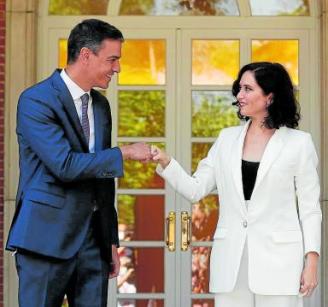 Saludo entre Sánchez y Ayuso a las puertas de la Moncloa. Foto: Efe