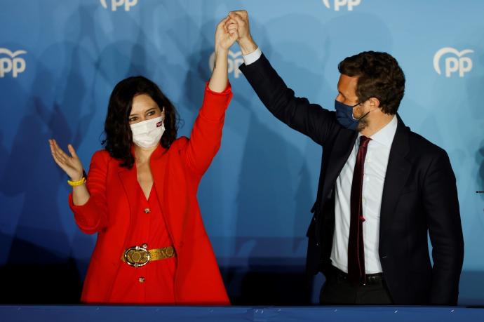 Pablo Casado e Isabel Díaz Ayuso celebran la victoria del PP en la Comunidad de Madrid
