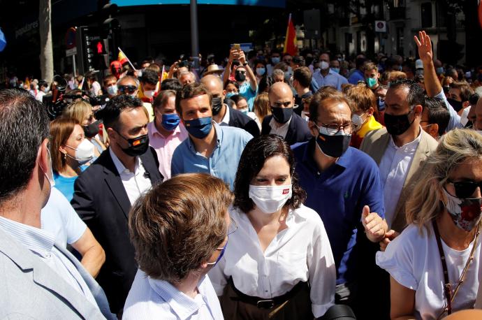 La presidenta de la Comunidad de Madrid, Isabel Díaz Ayuso, a su llegada a las puertas de la sede del partido
