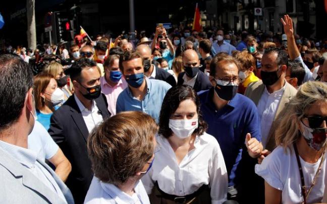 La presidenta de la Comunidad de Madrid, Isabel Díaz Ayuso, a su llegada a las puertas de la sede del partido La presidenta de la Comunidad de Madrid, Isabel Díaz Ayuso, a su llegada a las puertas de la sede del partido