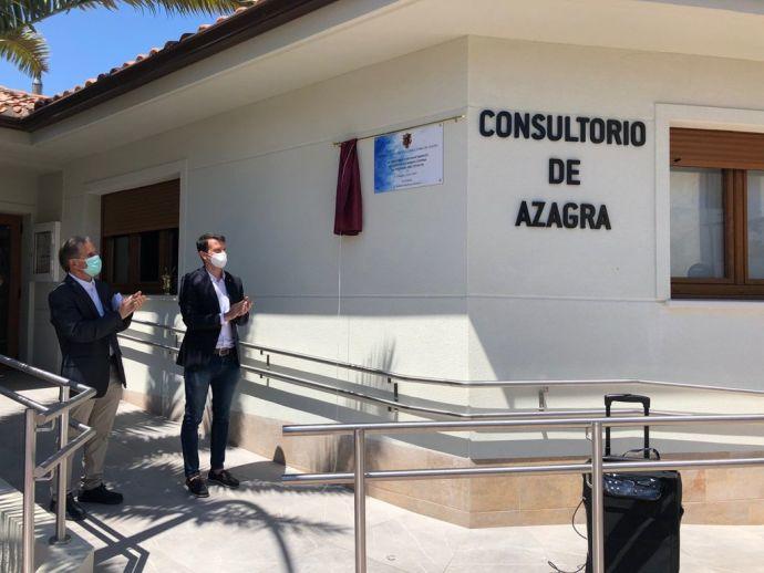 Rubén Medrano, alcalde de Azagra (dcha), durante el acto de inauguración del consultorio del municipio