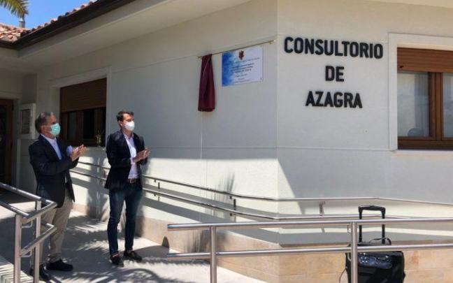 Rubén Medrano, alcalde de Azagra (dcha), durante el acto de inauguración del consultorio del municipio