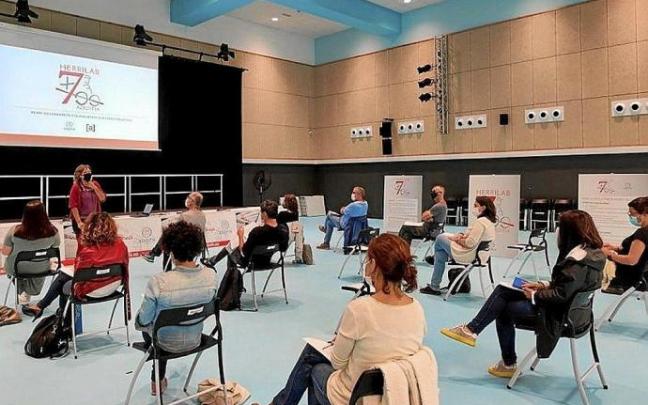 Azkoitiarras en una de las reuniones del proyecto Herrilab+700. Foto: N.G.