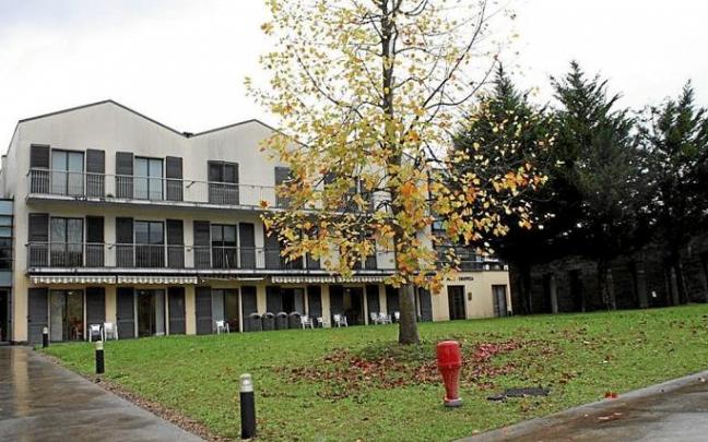 Jardín exterior de la residencia de mayores de Azkoitia. Foto: J.L.
