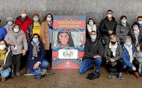 Representantes municipales y de diversas asociaciones durante la presentación de ayer. Foto: N.G.