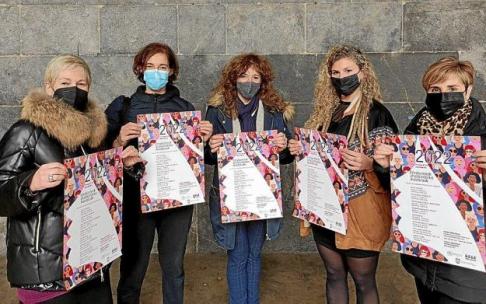 Participantes en el acto de presentación de los nuevos cursos para mujeres organizados en Azkoitia. Foto: N.G. Participantes en el acto de presentación de los nuevos cursos para mujeres organizados en Azkoitia. Foto: N.G.
