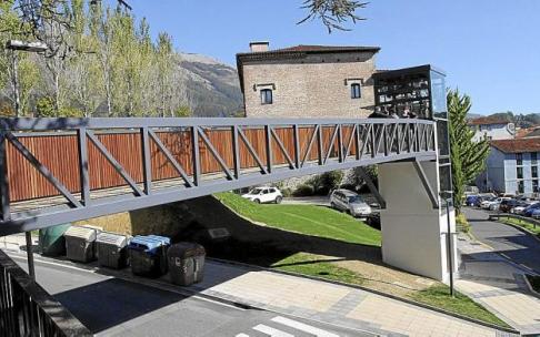 La cabina y una de las pasarelas del primer ascensor de Floreaga, que se abrió en octubre del 2021.