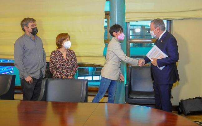 El consejero Azpiazu, y la portavoz de EH Bildu, Maddalen Iriarte El consejero Azpiazu, y la portavoz de EH Bildu, Maddalen Iriarte
