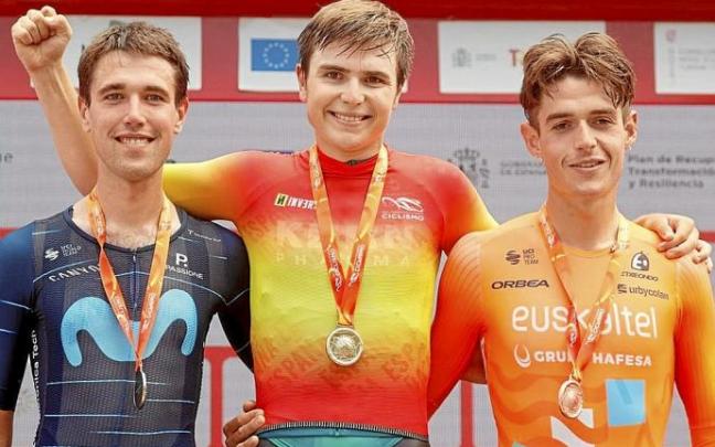 Oier Lazkano, Raúl García Pierna y Xabier Mikel Azparren, en el podio del campeonato. Foto: RFEC
