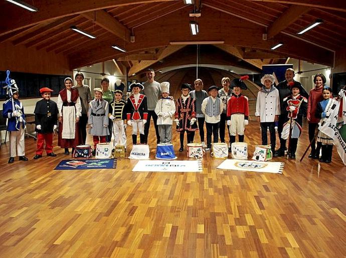 Asistentes a la presentación de la tamborrada infantil. Foto: J.L.