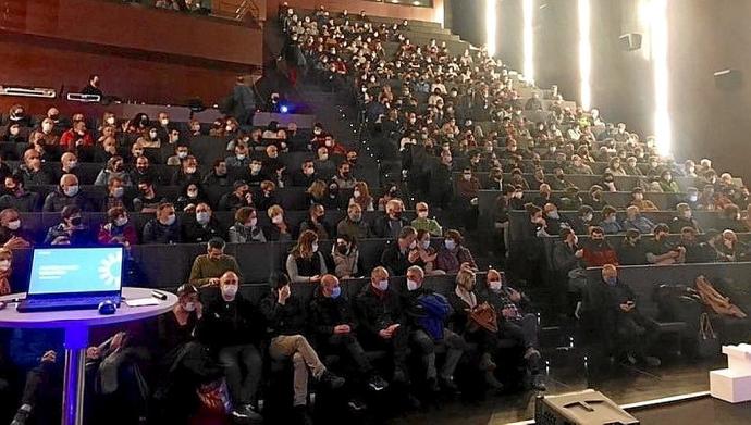 Cientos de personas asistieron en Soreasu a la reunión para la puesta en marcha de Ekindar. Foto: N.G.