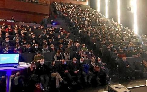 Cientos de personas asistieron en Soreasu a la reunión para la puesta en marcha de Ekindar. Foto: N.G.