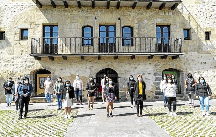 Nagore Alkorta y Leire Goenaga con las asistentes al curso. Foto: N.G.