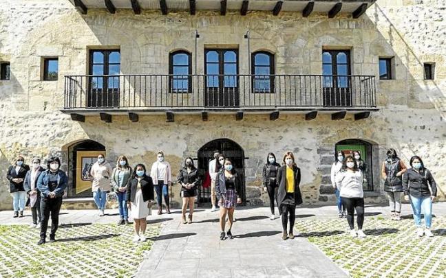 Nagore Alkorta y Leire Goenaga con las asistentes al curso. Foto: N.G.
