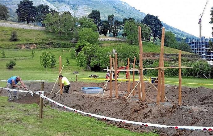 Trabajos en la nueva zona de juegos de Izarraizko Atea. Foto: N.G.