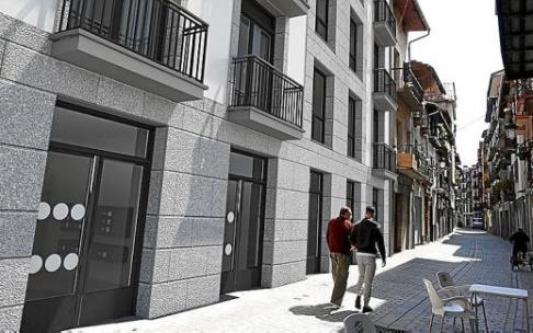 Montaje que recrea el aspecto que tendrá el edificio de viviendas tuteladas de Elizkale tras las obras. Foto: N.G.